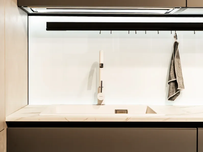 Cucina bianca moderna con penisola Aran Mia a soli 10700 Euro