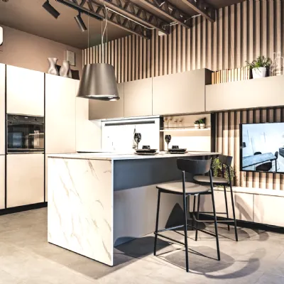 Cucina bianca moderna con penisola Mia Aran in offerta