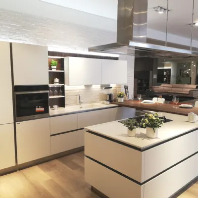 Cucina bianca moderna con penisola Oyster pro Veneta cucine in Offerta Outlet