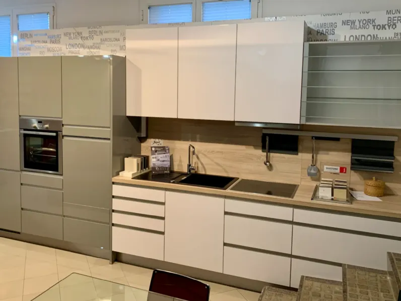 Cucina lineare in laminato lucido bianca 808 inox a prezzo ribassato