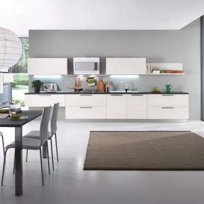 Cucina lineare in laminato opaco a prezzo ribassato 40%