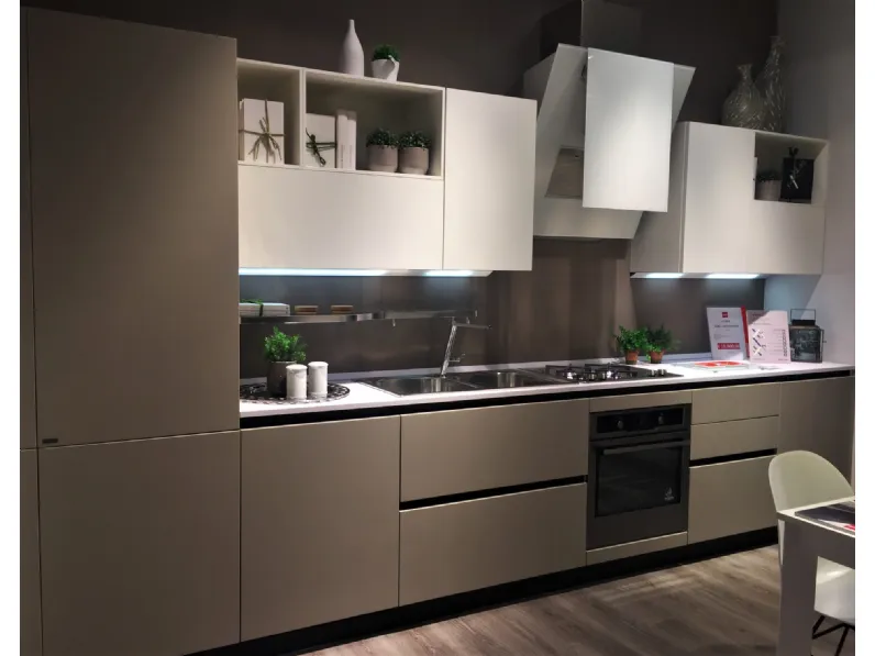 Cucina bianca moderna lineare Liberamente visone e bianca Scavolini