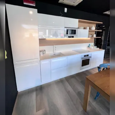 Scopri la cucina moderna lineare Prima cucine Tris a prezzo scontato! Un'occasione da non perdere.