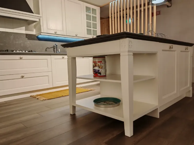 Cucina bianca provenzale con isola Virginia Arredo3 in Offerta Outlet