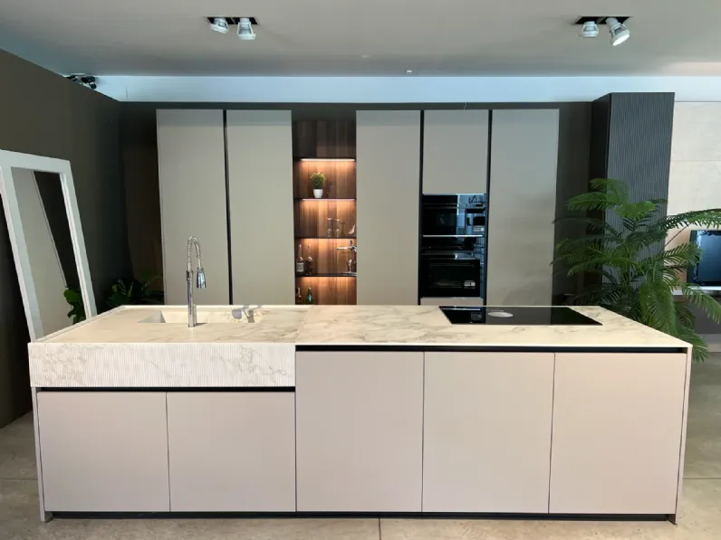 Cucina con isola in laccata opaco grigia Binova bluna a prezzo scontato