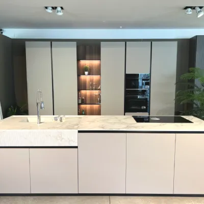 Cucina con isola in laccata opaco grigia Binova bluna a prezzo scontato