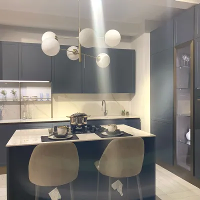 Cucina con isola in polimerico opaco blu Gaia a prezzo scontato
