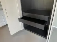 Cucina Boffi: design lineare tortora, laccato lucido. Colonne Hide 2008. Max 75cm.