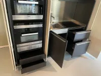 Cucina Boffi: design lineare tortora, laccato lucido. Colonne Hide 2008. Max 75cm.