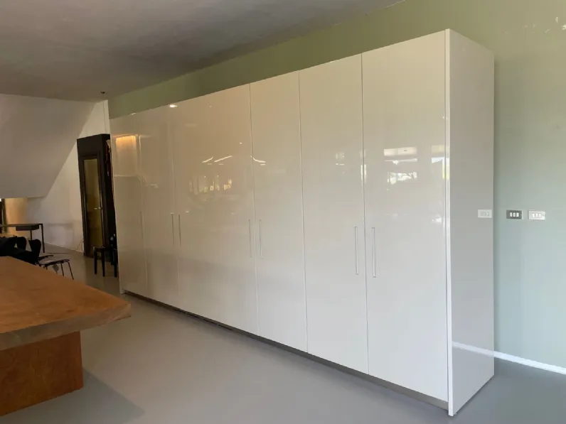 Cucina Boffi: design lineare tortora, laccato lucido. Colonne Hide 2008. Max 75cm.