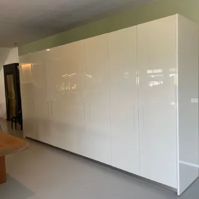 Cucina Boffi: design lineare tortora, laccato lucido. Colonne Hide 2008. Max 75cm.