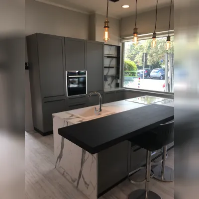 Cucina antracite moderna con isola Scavolini Carattere a soli 13104 Euro