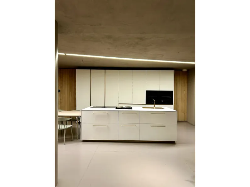 Cucina Cesar design con isola bianca in laminato opaco Maxima