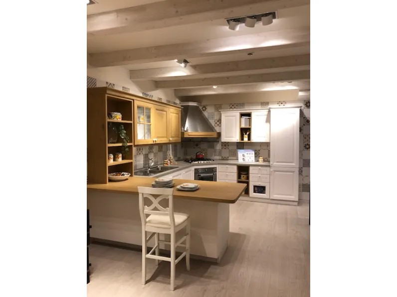 Cucina classica rovere chiaro Veneta cucine ad angolo Pavese in offerta