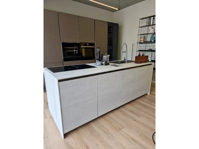 Cucina grigia design con isola Rho + skyline Armony scontata