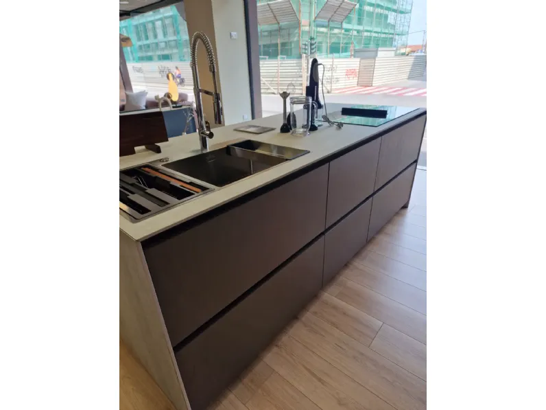 Cucina grigia design con isola Rho + skyline Armony scontata