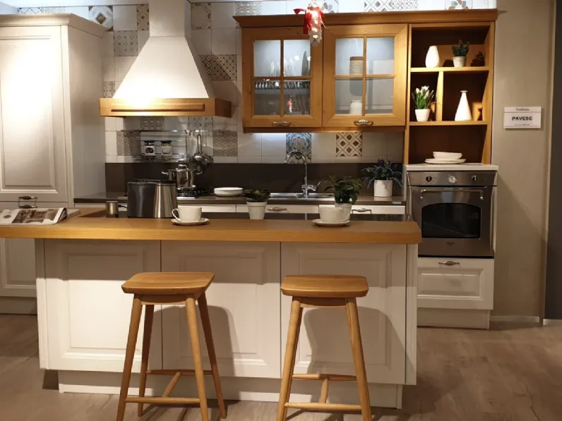 Cucina Pavese  classica bianca Veneta cucine con isola scontata 50%