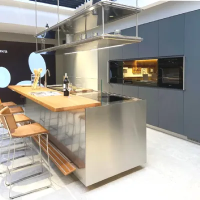 Cucina con isola in hpl modello Italia/convivium ad un prezzo riservato 