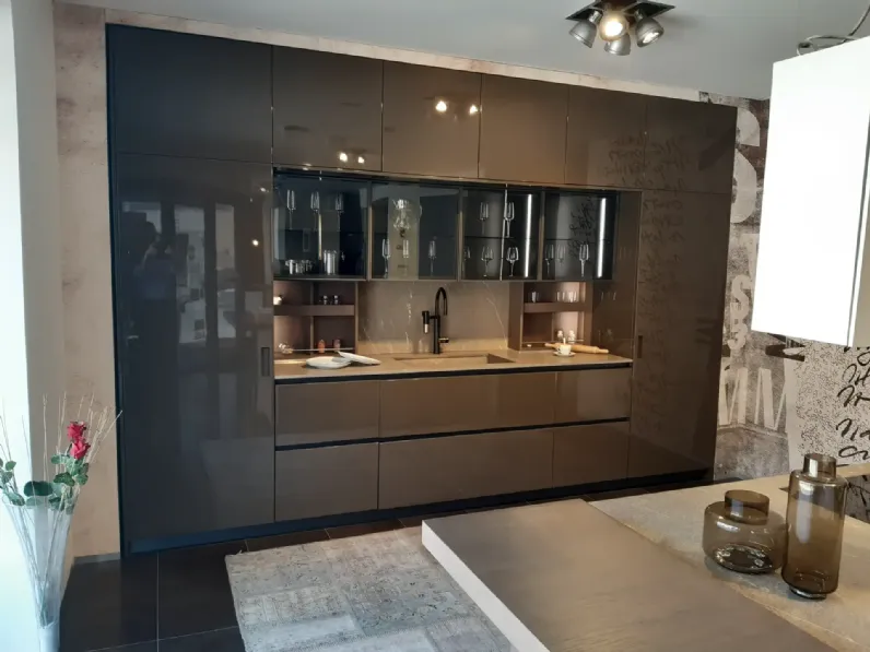 Cucina con isola in laccata lucido altri colori Logia l40 a prezzo ribassato