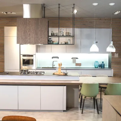 Cucina con isola in laccata opaco a prezzo ribassato 50%