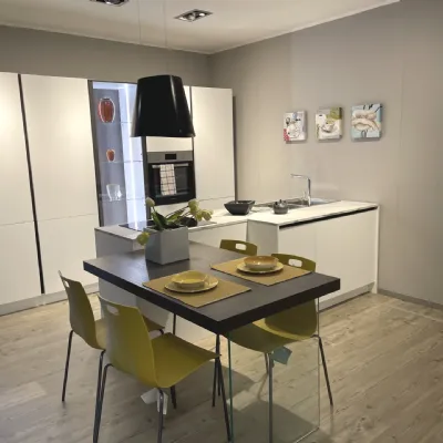 Cucina con isola in laminato materico a prezzo ribassato 43%