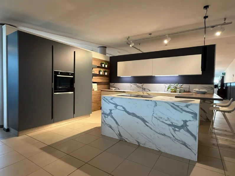 Cucina Arredo3 moderna con isola bianca in laminato materico Kal
