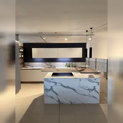 Cucina con isola in laminato materico a prezzo ribassato 45%