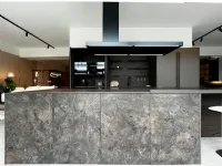 Cucina con isola in laminato materico rovere moro Aspen  a prezzo ribassato