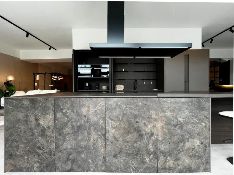 Cucina con isola in laminato materico rovere moro Aspen  a prezzo ribassato