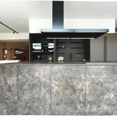 Cucina con isola in laminato materico rovere moro Aspen  a prezzo ribassato