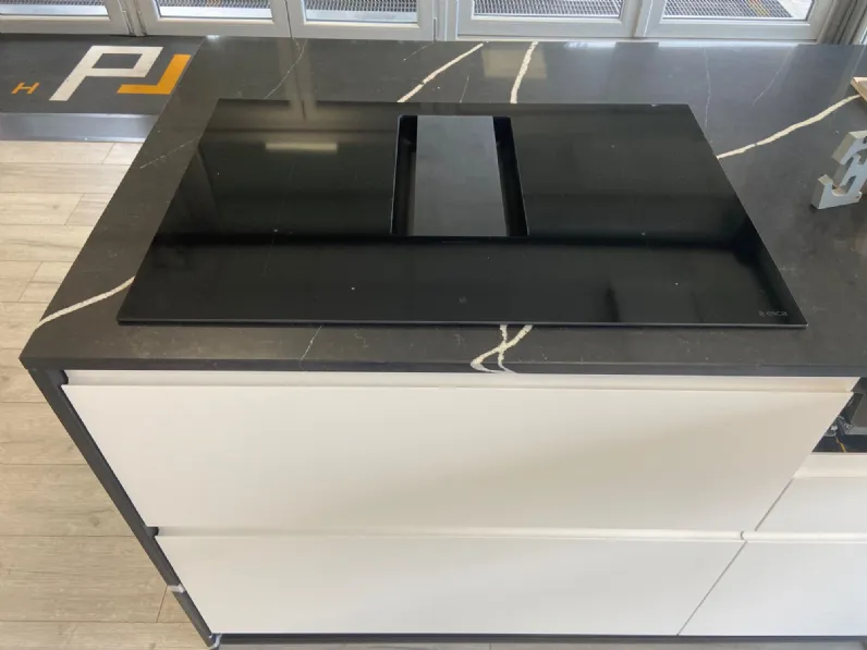 Cucina con isola in laminato opaco a prezzo ribassato 47%