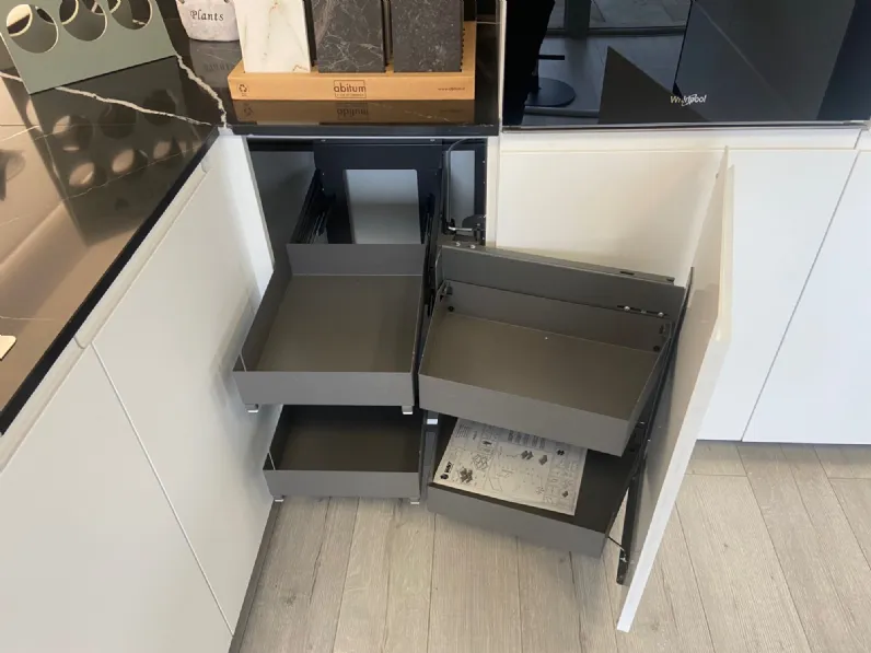 Cucina con isola in laminato opaco a prezzo ribassato 47%