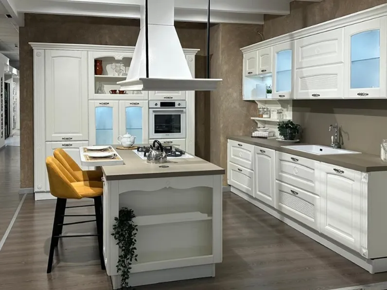 Cucina classica con isola Olimpia Mobilturi a prezzo ribassato