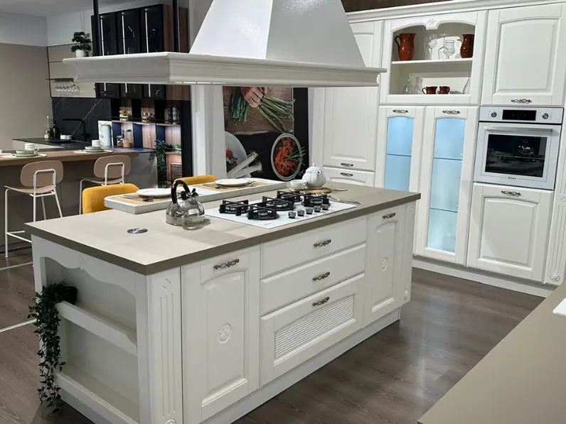 Cucina classica con isola Olimpia Mobilturi a prezzo ribassato