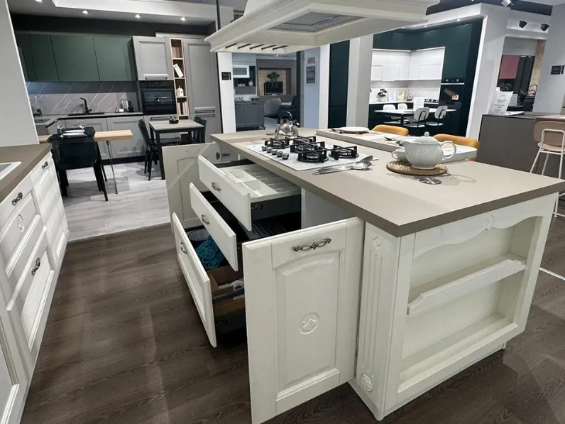 Cucina classica con isola Olimpia Mobilturi a prezzo ribassato