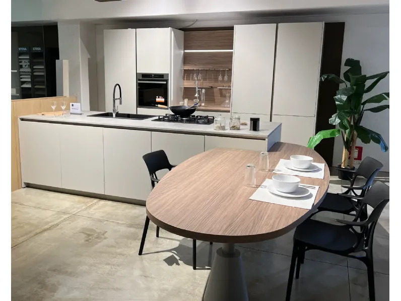 Cucina con isola in nobilitato tortora Metropolis a prezzo scontato