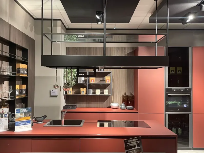 Cucina con isola in polimerico opaco rossa Cv 641 cucina metropolis  a prezzo scontato