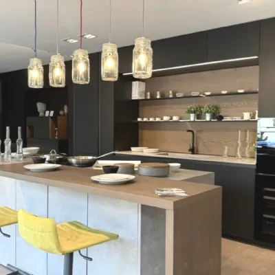 Cucina con isola in vetro a prezzo scontato 40%