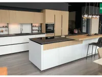 Cucina Arredo3 moderna con isola bianca in laminato opaco Kal�