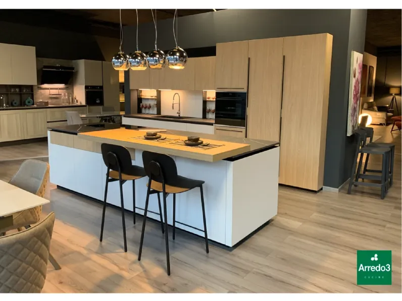 Cucina Arredo3 moderna con isola bianca in laminato opaco Kal�