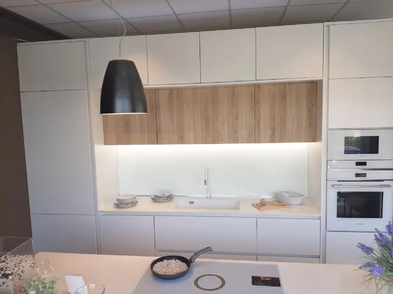 Cucina con isola moderna bianca Gentili group Time monolaccato opaco a soli 14800 Euro