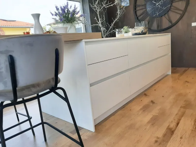Cucina a prezzo ribassato con isola moderna Time monolaccato opaco Gentili group