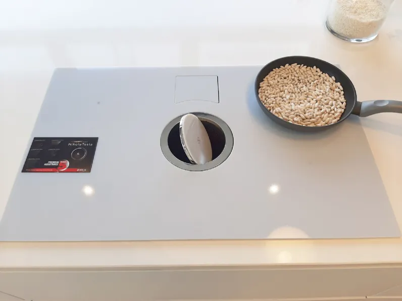 Cucina a prezzo ribassato con isola moderna Time monolaccato opaco Gentili group