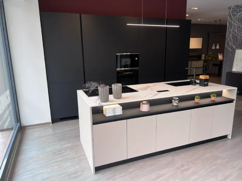 Cucina con isola in laminato opaco a prezzo ribassato 31%