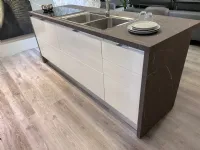Cucina bianca moderna con isola Scenery Scavolini in Offerta Outlet