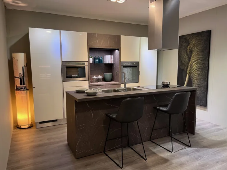 Cucina bianca moderna con isola Scenery Scavolini in Offerta Outlet