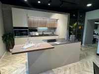Cucina con isola in laminato materico tortora Metropolis a prezzo scontato