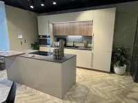 Cucina con isola in laminato materico tortora Metropolis a prezzo scontato