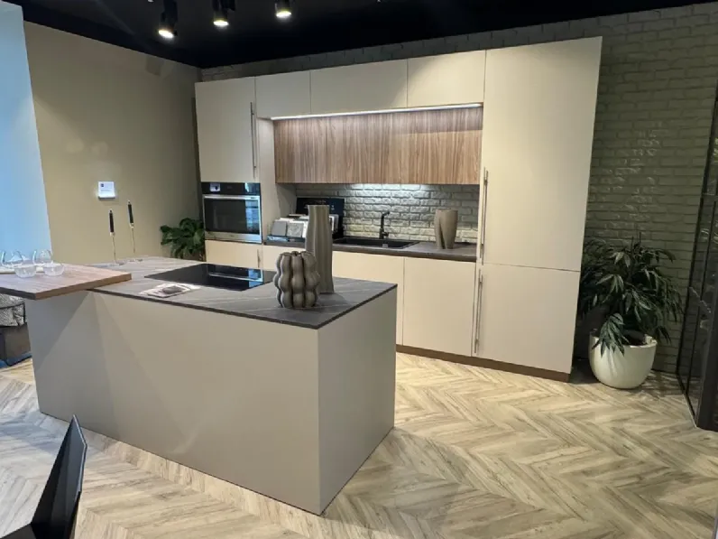 Cucina con isola in laminato materico tortora Metropolis a prezzo scontato