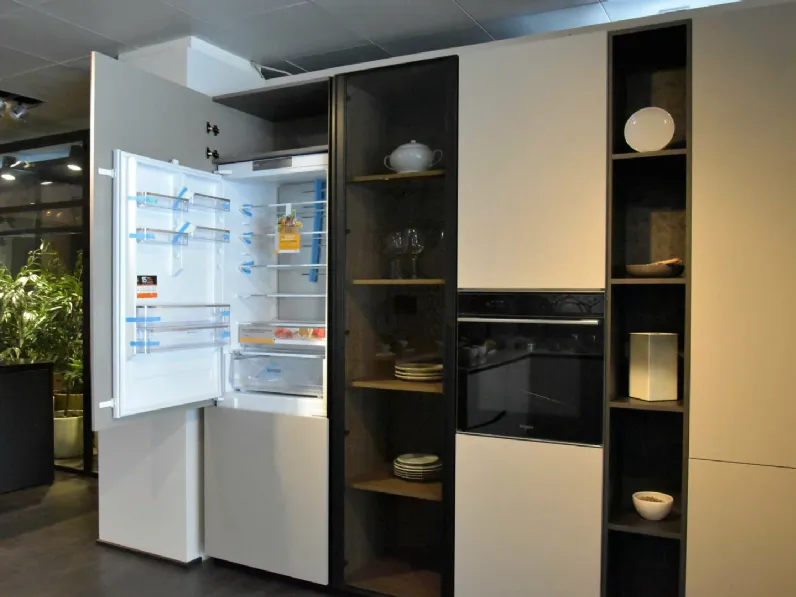 Cucina a prezzo ribassato con penisola design Miton